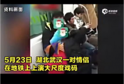 亲胸摸下面视频